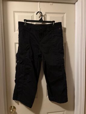Black Capri cargo pants